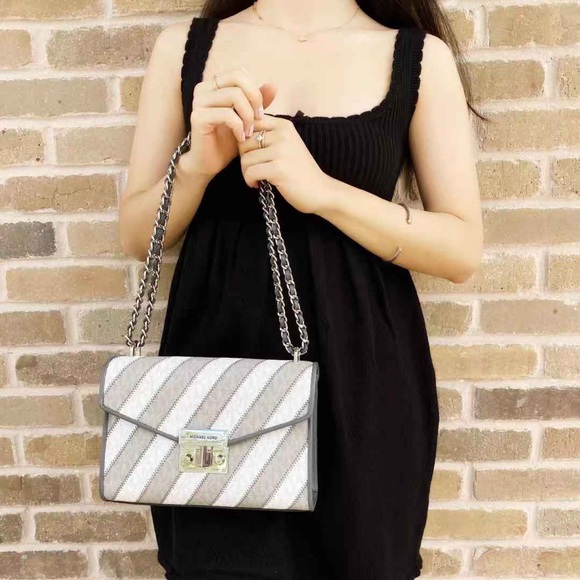 Gaby’sBags💕NWT Michael Kors Chain Tote - Picture 3 of 5